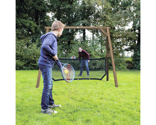 Un garçon et un homme jouent au tennis dans le jardin avec un cadre en bois et un filet, idéal pour les activités en extérieur.