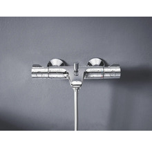 Mitigeur thermostatique de douche mural en métal avec gouttes d eau sur la surface