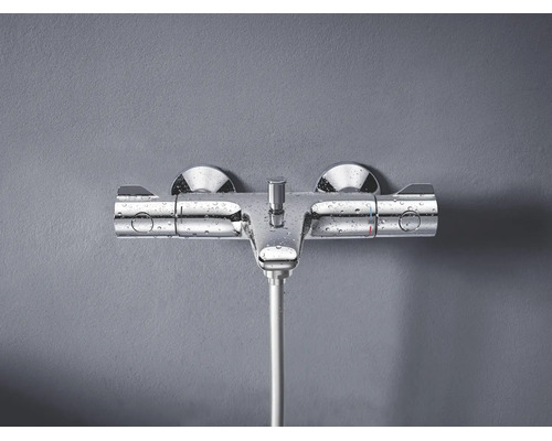 Mitigeur thermostatique de douche mural en métal avec gouttes d eau sur la surface