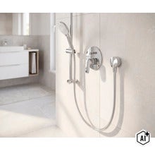 Moderne Unterputz Duscharmatur mit Handbrause und Duschstange an gefliester Wand in einem hellen Badezimmer. (Image AI modified or generated)