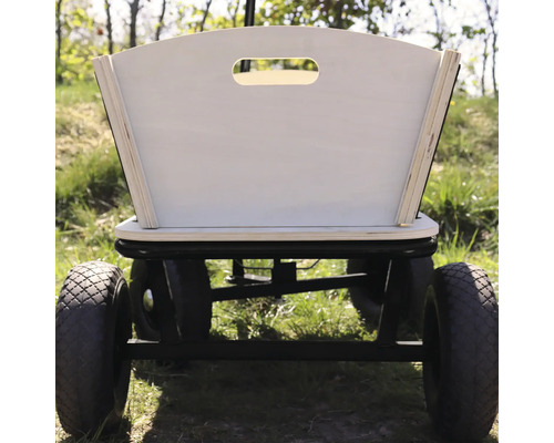 Chariot à bras avec structure en bois et pneus profilés stables sur une prairie