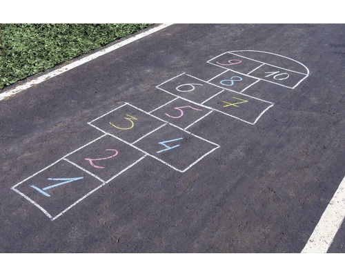 Marelle dessinée sur asphalte