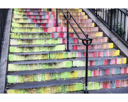 Escalier avec marches colorées et rampe.