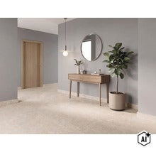 Hall moderne avec carrelage beige aspect pierre, une console en bois, un miroir mural rond, une suspension et une plante d’intérieur. (Image AI modified or generated)