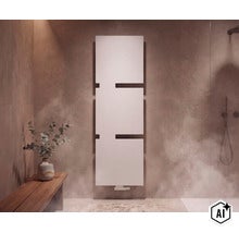Radiateur sèche serviettes design moderne installé verticalement sur un mur carrelé dans une salle de bain avec banc en bois et plante. (Image AI modified or generated)