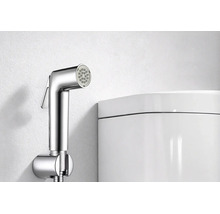 Douchette bidet avec support mural en métal finition brillante à côté d'un toilette
