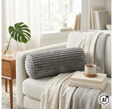 Coussin de nuque gris et strié de forme cylindrique sur un canapé clair dans un salon lumineux avec décoration. (Image AI modified or generated)