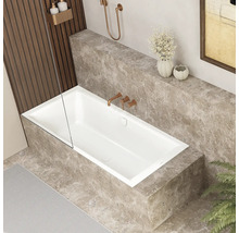 Baignoire rectangulaire moderne avec paroi de douche encastrée dans une niche revêtue de carreaux de marbre avec robinetterie encastrée.