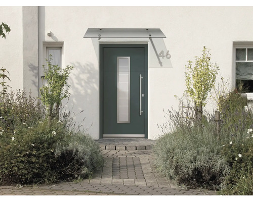 Porte d entree moderne avec insert en verre et auvent sur une façade de maison blanche avec jardin de devant.