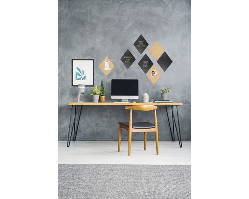 Arbeitszimmer mit Schreibtisch, Stuhl, Pinnwänden und Dekoration