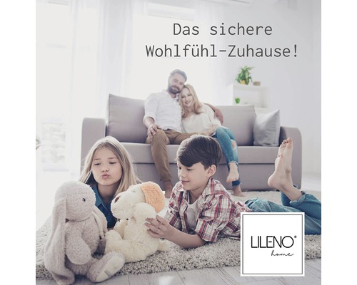 Famille se détend sur un tapis dans le salon, logo Lileno Home