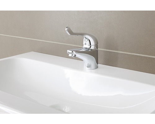 Waschtischarmatur aus Chrom auf einem Waschbecken