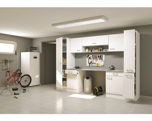 Werkstatt mit Werkbank, Werkzeugwand, Hochschränken und Fahrrad