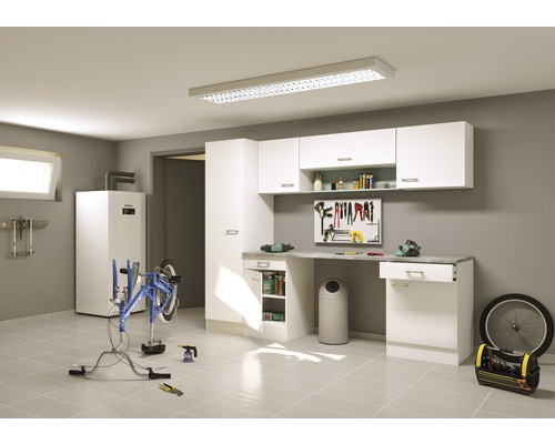 Atelier avec établi, armoires, outils et support de réparation de vélos