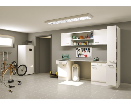 Werkstatt mit Werkbank, Werkzeug und Heizung