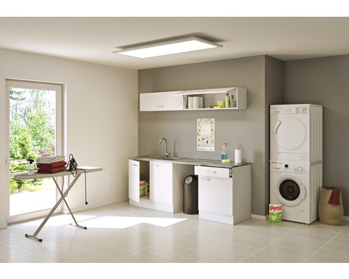 Heller Waschraum mit Waschmaschine, Trockner, Bügelbrett und Waschbecken