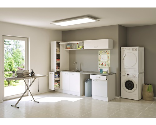 Heller Waschraum mit Waschmaschine, Trockner, Waschbecken, Schränken und Bügelbrett
