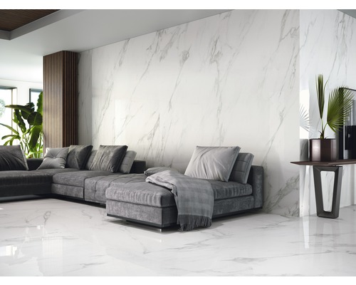 Wohnzimmer mit grauer Couch, Dekoration und Wand- und Bodenfliesen in Marmoroptik