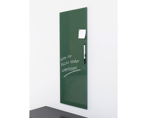 Grüne Glastafel mit Notiz, Stift und der Aufschrift ''Bitte die Küche sauber hinterlassen!''