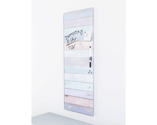 Magnetische Glas-Memoboard mit Holzdesign und Notizen an der Wand
