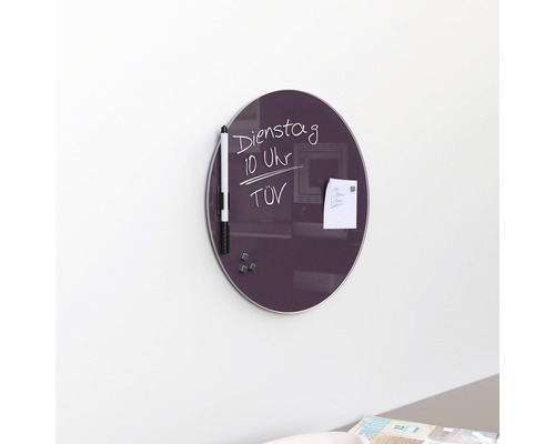 Runde Magnettafel aus Glas mit Stift, Notiz und Magneten an einer Wand befestigt