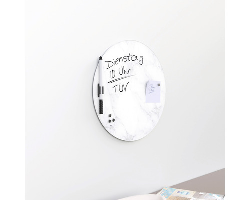 Runde Magnettafel mit Marmoroptik, Stift, Magneten und Notizblock an der Wand