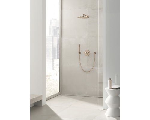 Douche à l''italienne avec douche de tête et douchette dans une salle de bains moderne