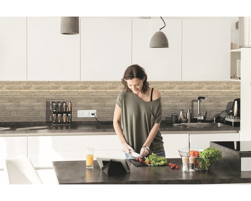 Cuisine moderne avec panneaux de bois et femme préparant des aliments