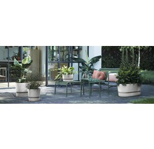 Espace extérieur avec des plantes dans des pots, des sièges et des éléments décoratifs pour une terrasse ou un jardin