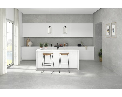 Helle Küche mit Kücheninsel, Stühlen und Fliesen