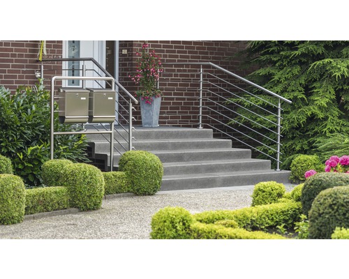 Außenaufnahme eines Hauseingangs mit Treppe, Edelstahlgeländer und Briefkastenanlage