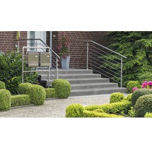 Außenaufnahme eines Hauseingangs mit Treppe, Edelstahlgeländer und Briefkastenanlage.