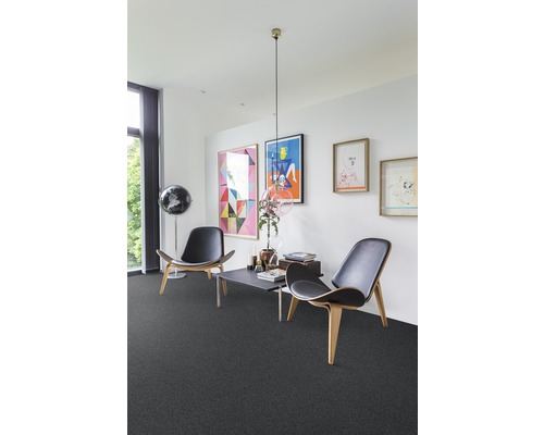 Salon avec moquette, deux chaises et une table.