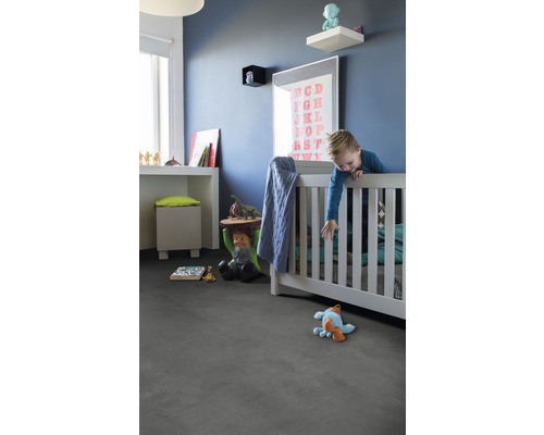 Kinderzimmer mit Kinderbett, Regalen und Spielzeug auf grauem Boden
