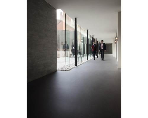 Flur mit Bodenbelag, Glaswand und Personen