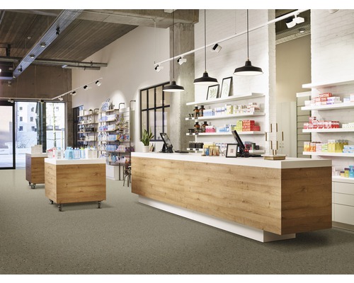 Photo d''intérieur d''une pharmacie avec des étagères, un comptoir et des présentoirs de marchandises
