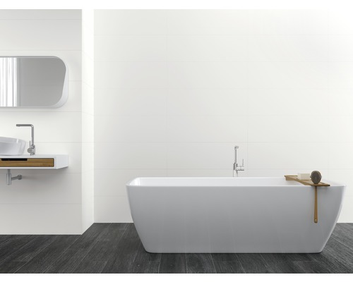 Badezimmer mit freistehender Badewanne, Waschtisch und Spiegel