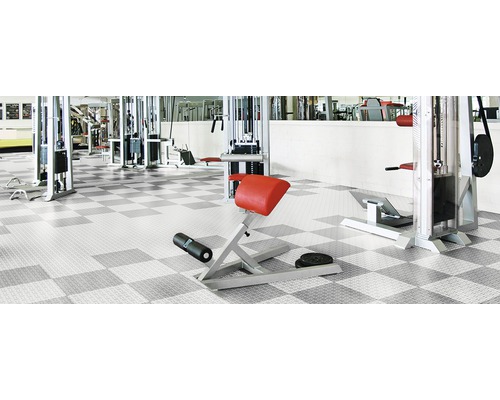 Fitnessstudio mit Sportgeräten und Bodenbelag in Schachbrettmuster