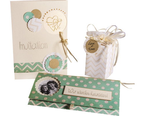 Einladungskarte, Geschenkverpackung und Briefumschlag mit dem Text ''Wir werden heiraten!''