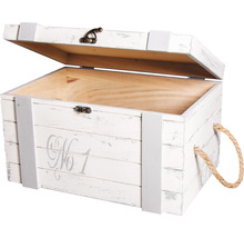 Coffre décoratif en bois avec poignées en corde et inscription No 1, ouvert.