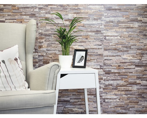 Wandbelag PVC Ceramics Stone wall sand 67,5 x 400 cm Dekorative Steinwand mit Sessel, Tisch und Zimmerpflanze für ein wohnliches Ambiente.