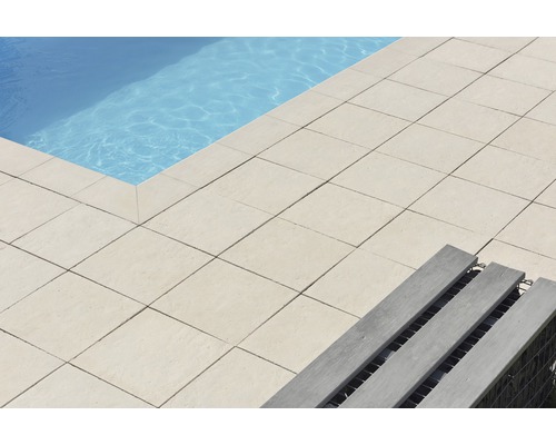 Aussenbereich mit Schwimmbecken, Bodenfliesen und Sitzbank