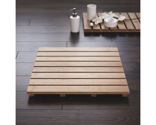 Tapis de bain carré en bambou sur plancher en bois