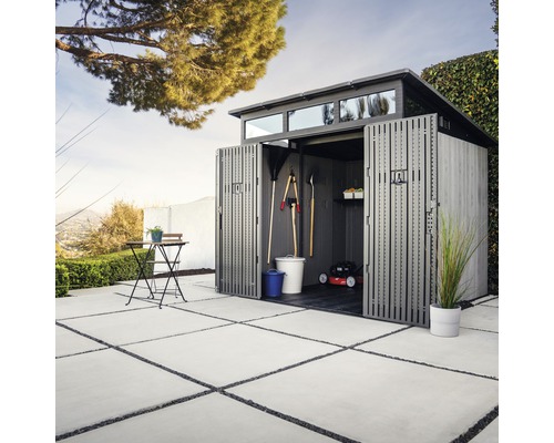 Geräteschuppen mit geöffneten Türen und Gartengeräten im Garten.