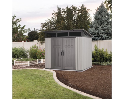 Gartenschuppen mit Doppeltür und Oberlicht in einem gepflegten Garten.