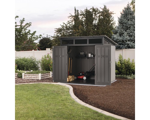 Gartenschuppen mit geöffneten Türen, Rasenmäher und Gartengeräte darin.