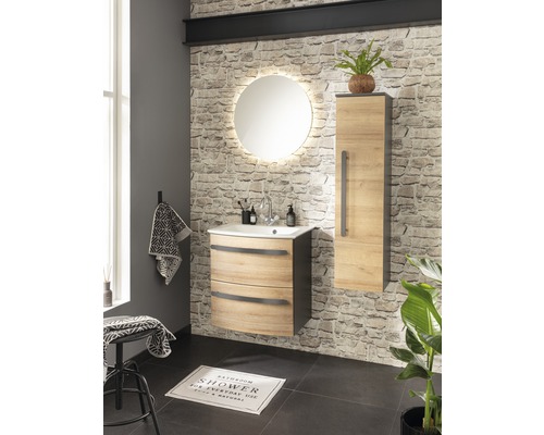 Salle de bains avec meuble sous-lavabo, armoire de toilette et serviette