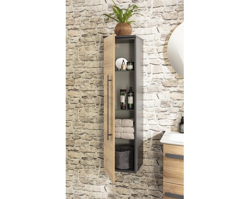 Scène de salle de bains avec une armoire de salle de bains suspendue pour montage mural, ouverte, avec des étagères et divers accessoires de salle de bains