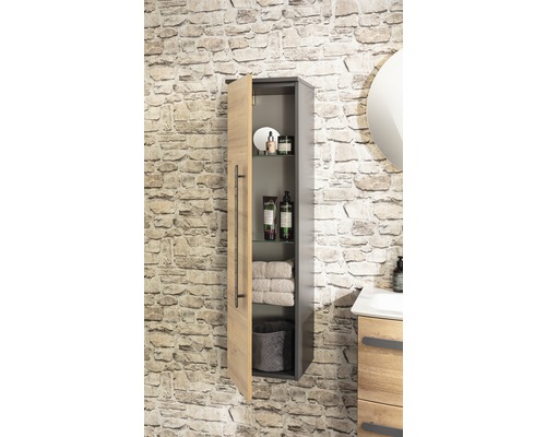 Scène de salle de bains avec armoire suspendue ouverte pour accessoires de bain