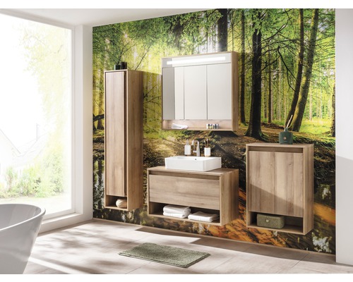Salle de bain moderne avec meubles en bois, lavabo et papier peint forêt pour une ambiance lumineuse et organisée